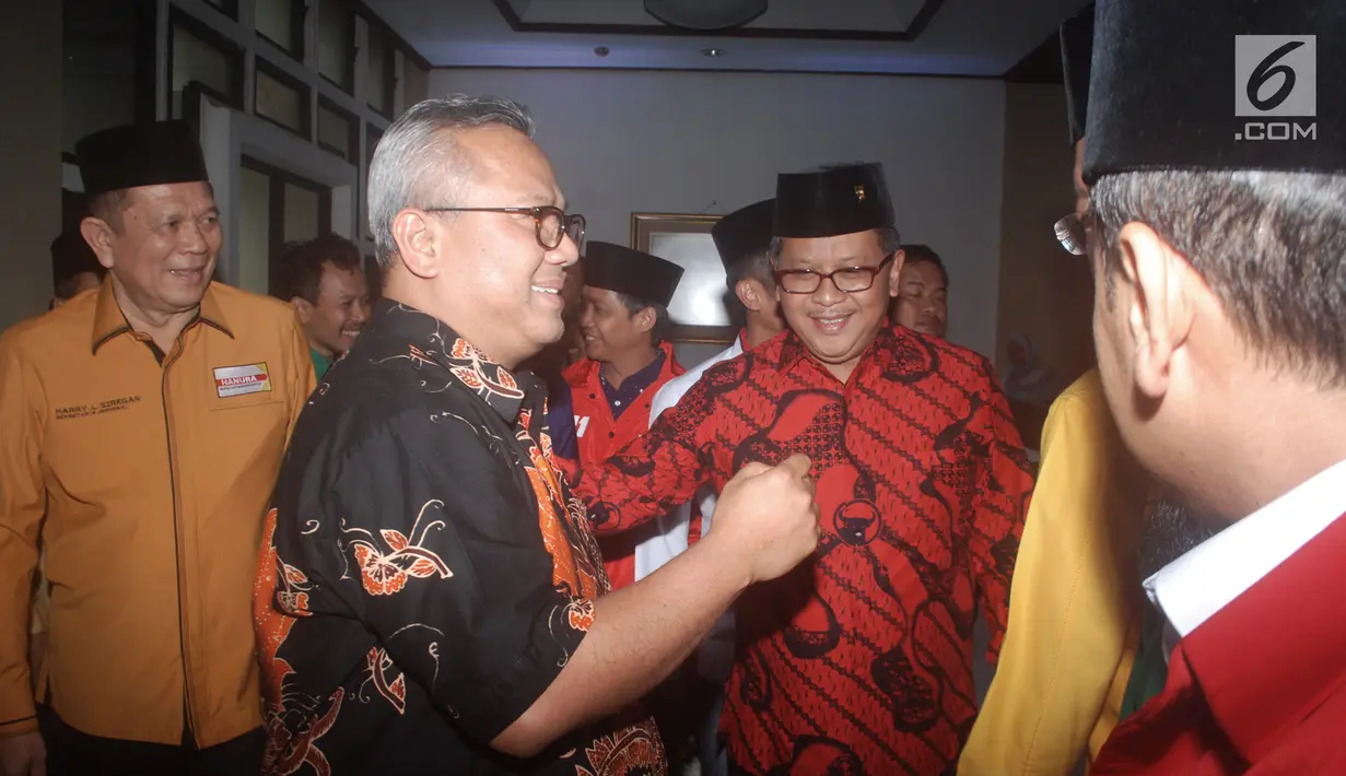 Ketua KPU Arief Budiman saat menyambut kedatangan 9 sekjen partai politik pendukung Jokowi di Kantor KPU, Jakarta, Selasa (7/8). Kedatangan 9 sekjen tersebut untuk berkonsultasi terkait pendaftaran Capres dan Wapres. (Merdeka.com/Iqbal S. Nugroho)