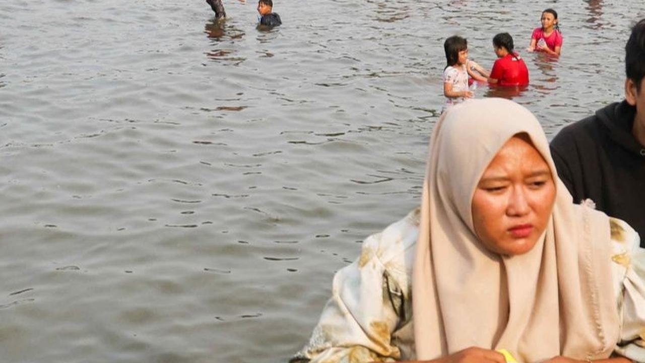 Hari Kedua Tahun 2024, Pantai Ancol Dipadati Ribuan Wisatawan