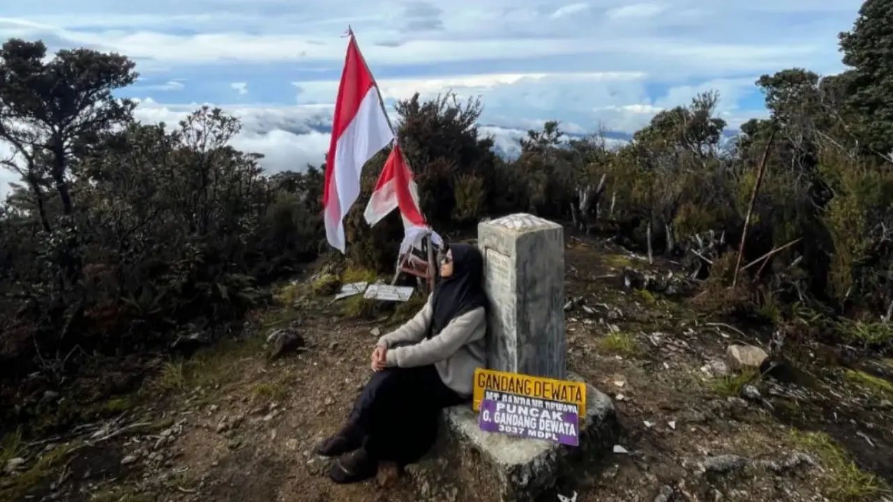 Pemandangan pendaki di Gunung Gandangdewata
