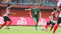 Aksi gelandang Persebaya Surabaya, Ze Valente saat melawan Madura United, Minggu (29/1/2023). (Bola.com/Wahyu Pratama)