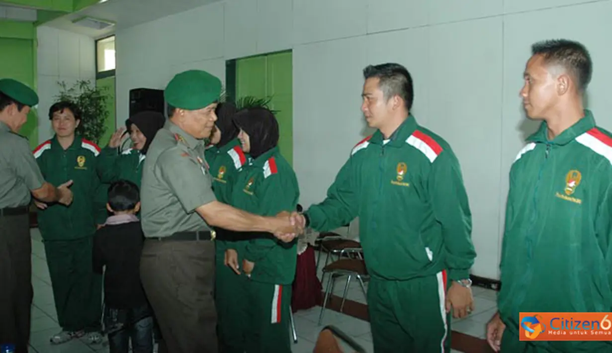 Citizen6, Bandung: Bantuan uang pembinaan tersebut diserahkan Pangdam Mayjen TNI Sonny Widjaja pada acara pembubaran Kontingen atlit PBAD di Aula Sangkuriang Rindam III/Siliwangi, Jalan Menado, Bandung, Rabu (7/11). (Pengirim: Pendam3)