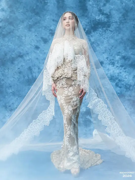 Dimas Singgih merancang gaun lace berkerah tinggi dengan siluet mermaid berbuntut. Dipadu dengan embellisment 3D di bagian pinggang [@riomotret]