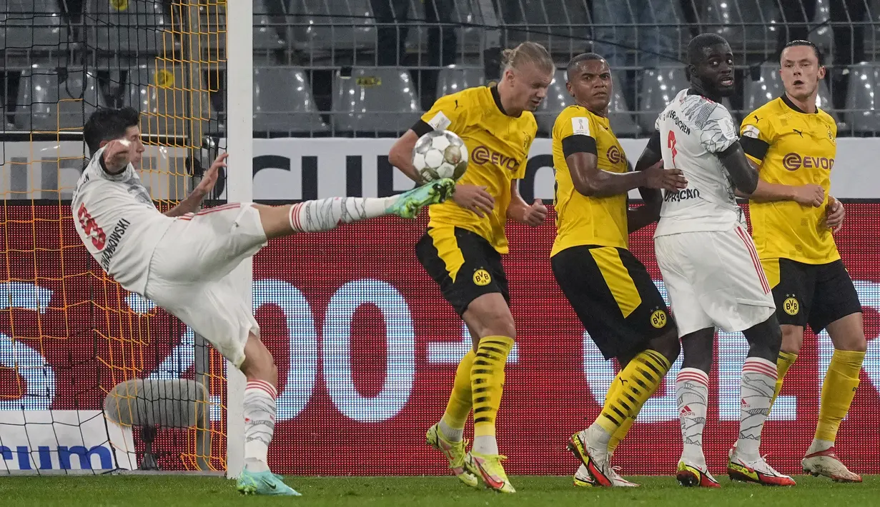 Pada menit ke-41, Robert Lewandowski berhasil menjadi keran gol bagi Bayern Munchen. Ia sukses mengkonversi umpan Serge Gnabry untuk mengubah papan skor menjadi 1-0. Keunggulan Die Rongten bertahan hingga babak pertama usai. (Foto: AP/Martin Meissner)