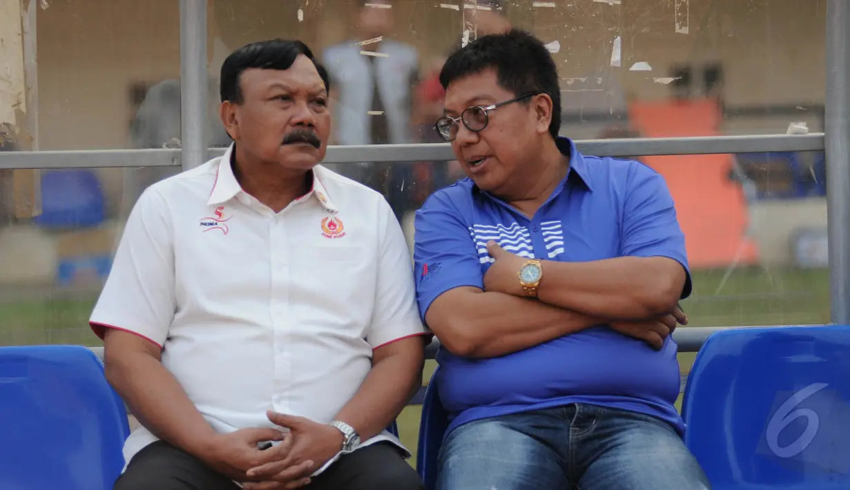 Ketua Satlak Prima, Suwarno (kiri) berbincang dengan Manajer Timnas Indonesia U-23, Gede Widiade jelang laga uji coba Indonesia U-23 melawan Malaysia U-23 di Stadion Si Jalak Harupat, Bandung, Kamis (21/5/2015). (Liputan6.com/Helmi Fithriansyah)