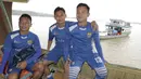 Para pemain Persib menikmati perjalanan menggunakan kapal klotok menuju Stadion Aji Imbut, Tenggarong, Kaltim, Sabtu (3/10/2015). (Bola.com/Vitalis Yogi Trisna)