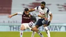 Gelandang Aston Villa, Trezeguet (kiri) menguasai bola dibayangi gelandang Tottenham Hotspur, Japhet Tanganga dalam laga lanjutan Liga Inggris 2020/2021 pekan ke-29 di Villa Park, Minggu (21/3/2021). Aston Villa kalah 0-2 dari Tottenham. (AP/Tim Keeton/Pool)