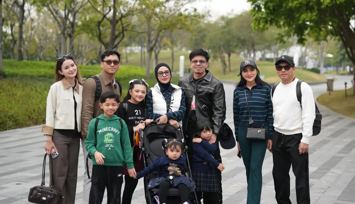 Tak hanya berdua, calon pengantin ini liburan bersama keluarga besar Ashanty dan Anang Hermansyah [@ssarah_menzel]