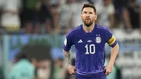 Pemain Argentina, Lionel Messi saat matchday ketiga Grup C Piala Dunia 2022 melawan Polandia di Stadion 974, Kamis (01/12/2022). (AP/Ariel Schalit)