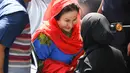 Istri mantan Perdana Menteri Malaysia Najib Razak, Rosmah Mansor turun dari mobil setibanya memenuhi panggilan Komisi Antikorupsi Malaysia (MACC) di Putrajaya, Selasa (6/5). Surat pemanggilan Rosmah telah dilayangkan sejak 1 Juni kemarin (AFP/Mohd RASFAN)