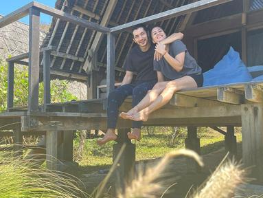 Abimana Aryasatya dan sang istri, Nindya Ayu Riandri pada tahun 2001. Kini pernikahan keduanya sudah berjalan 21 tahun. (FOTO: instagram.com/inong_ayu)