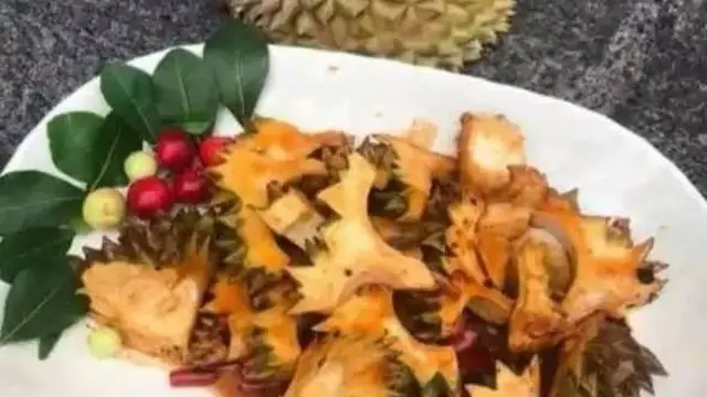 8 Potret Nyeleneh Orang Masak Buah, Ada Rambutan Goreng