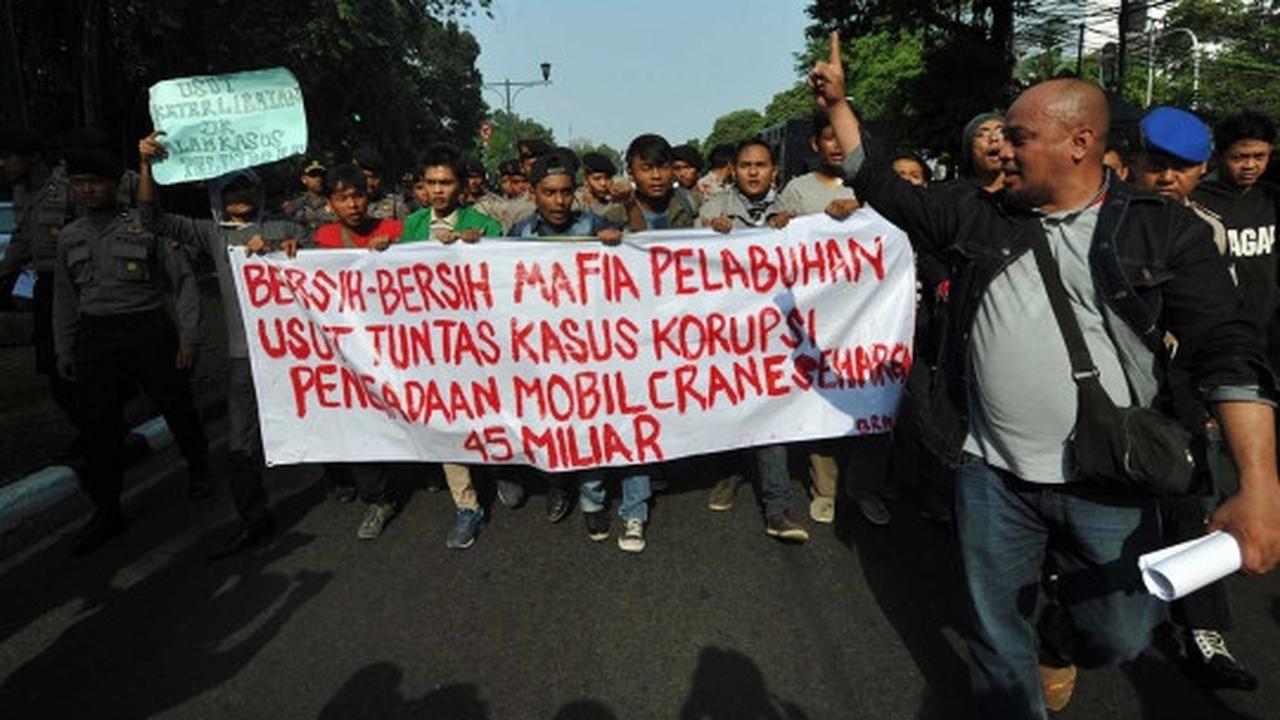 Gelar aksi demo Wapres JK, massa bawa bangkai tikus
