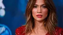 Ekspresi Jennifer Lopez saat menghadiri pesta finalis "American Idol XV" di Hollywood Barat, California (25/2). J-Lo memoles bibirnya dengan lipstik merah yang menambah kesan seksi. (REUTERS/Mario Anzuoni)