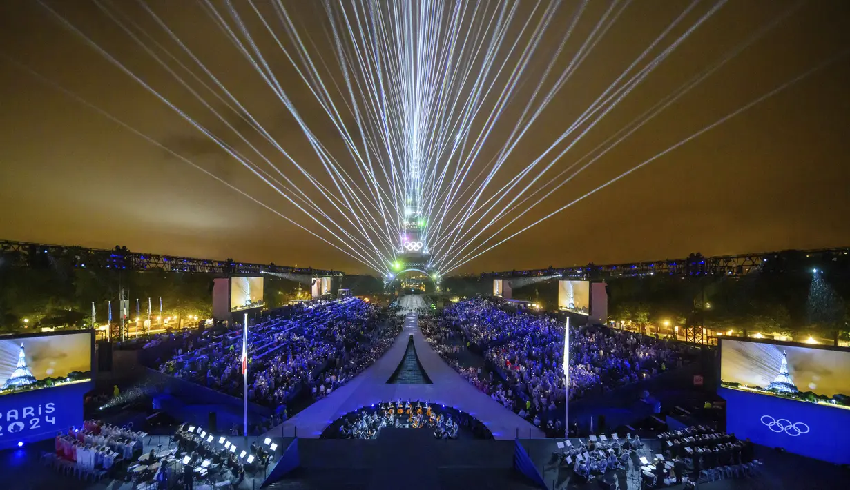 Opening ceremony Olimpiade Paris 2024 begitu berbeda dari edisi-edisi sebelumnya. Untuk pertama kalinya dalam sejarah, pembukaan digelar di luar stadion. (Francois-Xavier Marit/Pool Photo via AP)