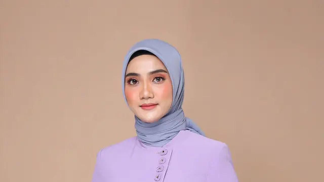 8 Tren Gamis Batik Modern dengan Detail Blazer Warna Lilac Soft, Sedang Digandrungi Muslimah Muda