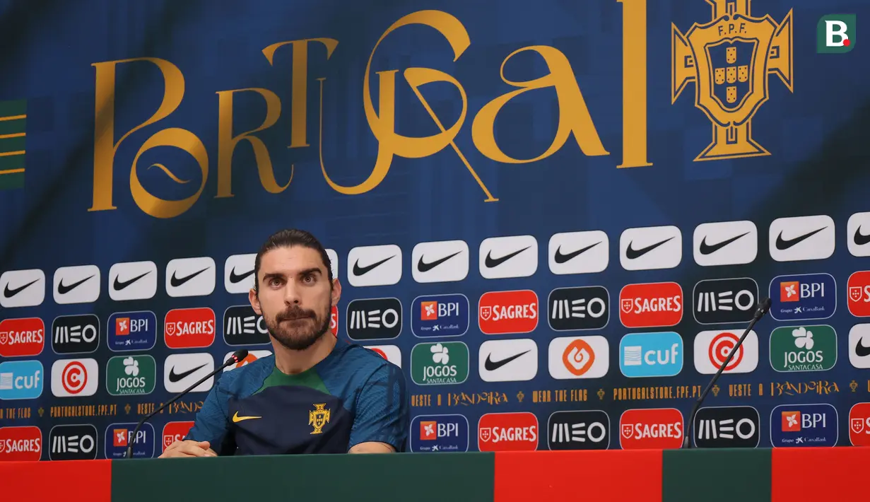 Timnas Portugal terlebih dahulu menggelar sesi konferensi pers yang diwakili oleh salah satu anggota skuad mereka, Ruben Neves sebagai perwakilan tim. (Bola.com/Hendry Wibowo)