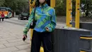 Mengenakan jaket dengan warna seru serta celana cargo menghadirkan vibes ala 90an yang ikonis. Gaya ini kembali dihadirkan Nayyara untuk tampil seru dan oenuh aksi kala hadapi musim dingin. (Foto: Instagram/ Nayyara Sudiro).