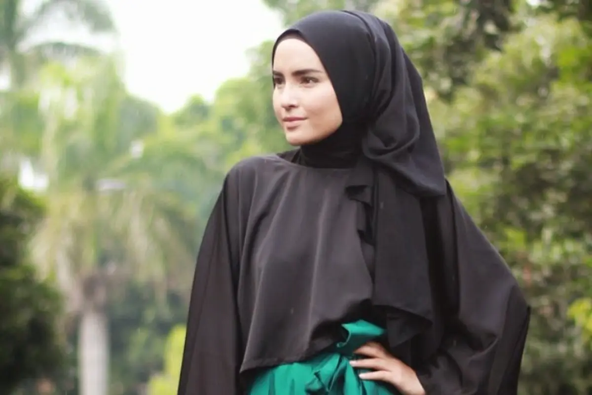 Tren Hijab: Tampil Memikat dengan Warna Hitam