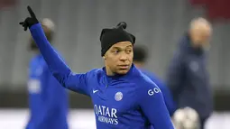 Kylian Mbappe dari PSG engikuti sesi latihan di Munich, Jerman, Selasa (7/3/2023). Di Allianz Arena, PSG wajib menang setidaknya dua gol jika ingin lolos ke perempat final Liga Champions.(AP Photo/Matthias Schrader)