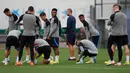Para pemain Barcelona menghadiri sesi latihan di tempat latihan Joan Gamper di Sant Joan Despi, Selasa (11/10/2022).  Barcelona akan menjamu Inter Milan di Camp Nou pada matchday 4 Grup C Liga Champions 2022/2023, Kamis 13 Oktober 2022 dinihari WIB. (Photo by Josep LAGO / AFP)