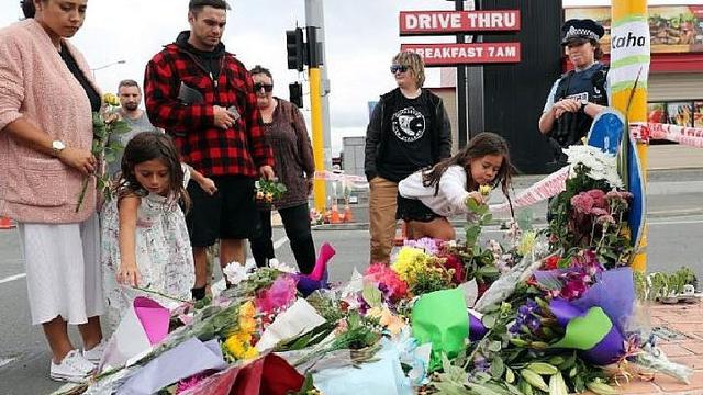 Warga Selandia Baru dari berbagai latar belakang agama bersolidaritas terhadap korban dan komunitas muslim (AFP photo)