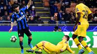 Striker Inter Milan, Matteo Politano, berebut bola dengan bek Barcelona, Clement Lenglet, pada laga Liga Champions di Stadion San Siro, Milan, Selasa (10/12). Inter kalah 1-2 dari Barcelona. (AFP/Miguel Medina)