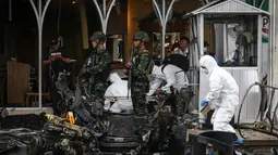 Tentara Thailand melakukan olah tempat kejadian perkara (TKP) ledakan bom mobil di sebuah supermarket di Kota Pattani, Thailand, Rabu (10/5). (AFP Photo/Tuwaedaniya Meringing)