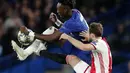 Penyerang Chelsea, Tammy Abraham berebut bola dengan bek Ajax, Daley Blind  pada pertandingan lanjutan Grup H Liga Champions di Stamford Bridge, London (5/11/2019). Chelsea bermain imbang 4-4 atas Ajax. (AP Photo/Frank Augstein)