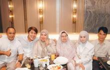 Dirayakan di Restoran Mewah, 7 Foto Ulang Tahun Lesti Kejora Bersama Suami dan Dua Keluarga Besar