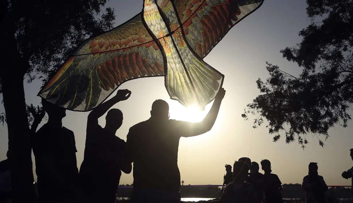 Warga mengikuti Festival Layang-layang di Baghdad, Irak (5/6/2021). Festival layang-layang diadakan menarik ratusan penduduk setempat untuk menerbangkan layang-layang. (Xinhua/Khalil Dawood)