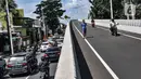 Pengendara motor melintasi akses flyover tapal kuda Lenteng Agung, Jakarta, Minggu (28/2/2021). Banyak pengendara motor nekat menerobos flyover tapal kuda Lenteng Agung utuk mempersingkat jarak tempuh akibat lokasi putar arah yang jauh dan menghindari kemacetan. (merdeka.com/Iqbal S Nugroho)