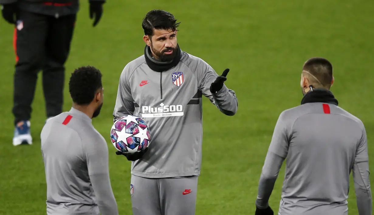 Penyerang Atletico Madrid, Diego Costa berbincang dengan rekannya saat mengikuti latihan latihan di Anfield, Liverpool, Inggris (10/3/2020). Atletico Madrid akan bertanding melawan Liverpool pada leg kedua babak 16 besar Liga Champions. (Martin Rickett / PA via AP)