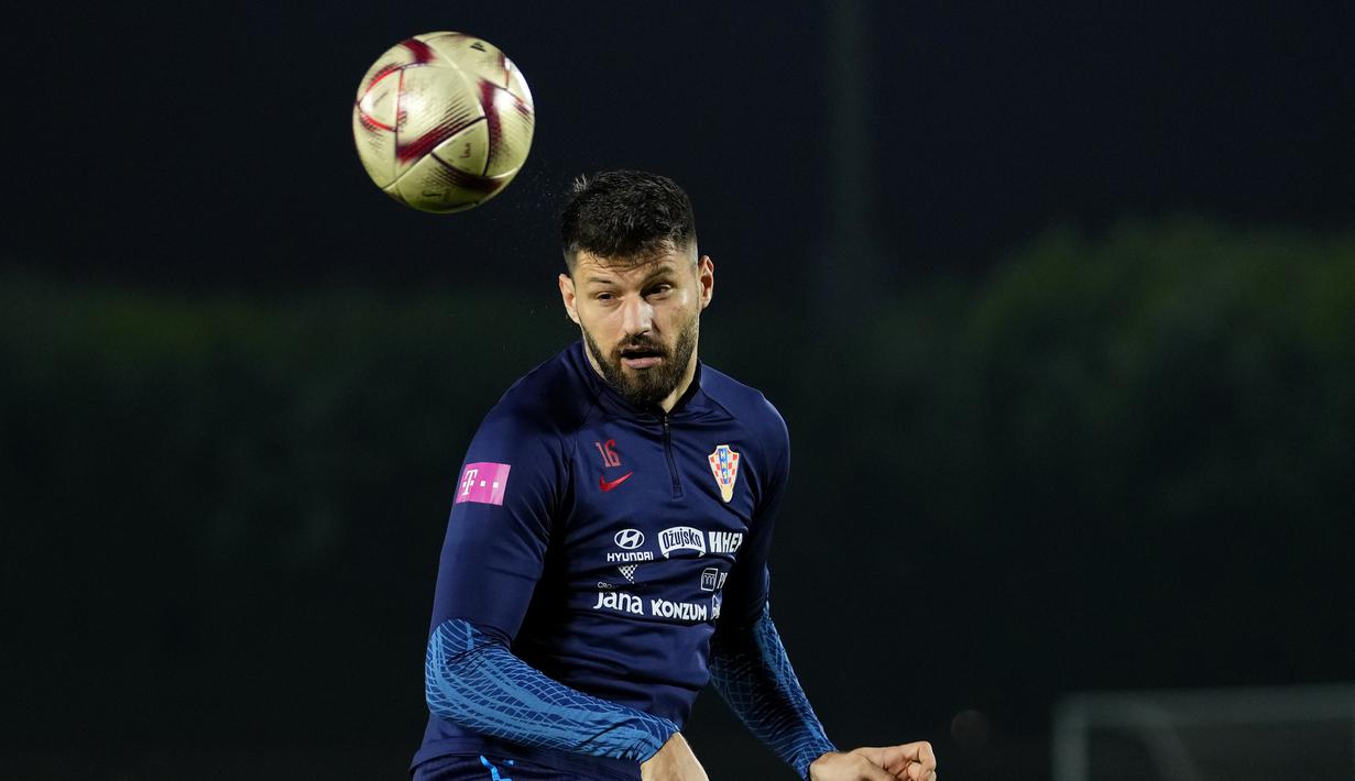 <p>Penyerang Kroasia, Bruno Petkovic menyundul bola saat sesi latihan timnas Kroasia di Piala Dunia 2022 di Doha, Minggu (11/12/2022). Kroasia dan Argentina bertemu sebanyak lima kali pada laga persahabatan dan Piala Dunia. (AP Photo/Petr David Josek)</p>