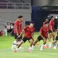 Rafael Struick (depan paling kiri) ikut dalam sesi latihan perdana Timnas Indonesia U-23 di Stadion Manahan, Solo, Jumat (8/9/2023) malam WIB, jelang duel melawan Chinese Taipei U-23 pada lanjutan Grup K Kualifikasi Piala Asia U-23 2024. Pada latihan tersebut, Tim Garuda Muda tak didampingi pelatih Shin Tae-yong. (Bola.com/Radifa Arsa)