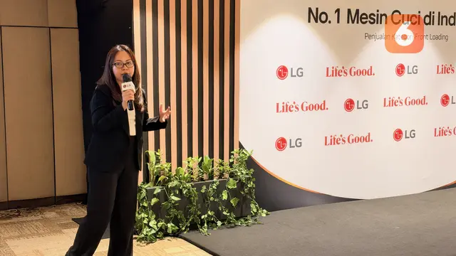 Head of Product Marketing for Living Home Appliance Solution LG Electronics Indonesia, Ratih Nadiah, saat konferensi pers Awarding LG No.1 Penjualan Mesin Cuci Front Loading di Indonesia berdasarkan data riset GfK. Liputan6.com/Iskandar