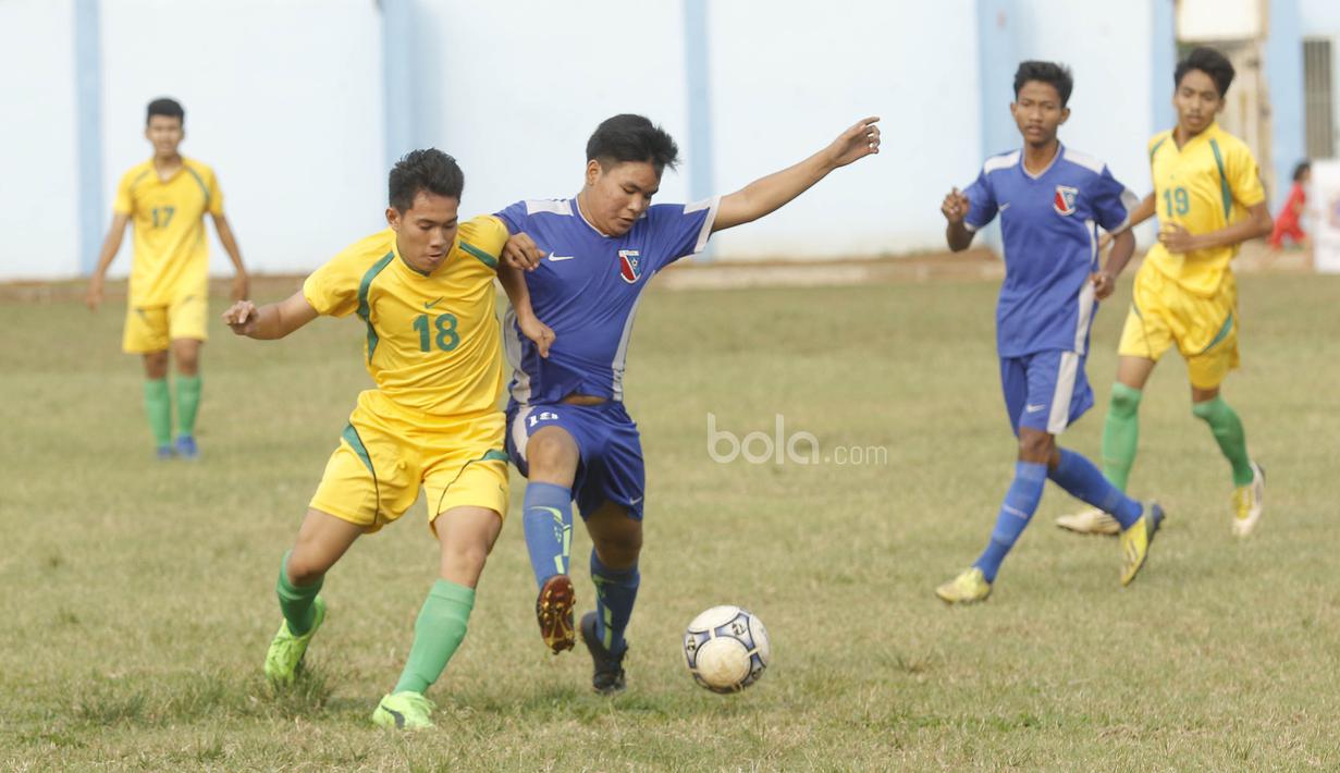 Pemain Persija U-17, Widianto, berebut bola dengan pemain PCM di Stadion Cendrawasih, Jakarta, Senin, (24/7/2017). Persija Muda gagal lolos fase grup Piala Suratin setelah bermain imbang 1-1 melawan PCM. (Bola.com/M Iqbal Ichsan)