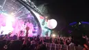 Wayne Coyne, vokalis The Flaming Lips, menghadirkan aksi panggung spektakuler dan penuh warna saat tampil di LaLaLa Festival 2026 di JIExpo Kemayoran, Jakarta. Coyne sukses menghibur penonton dengan atraksi unik menggunakan balon plastik raksasa yang menjadi salah satu momen ikonik dalam penampilan The Flaming Lips. (KLY/Budy Santoso)