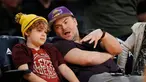 Aktor Jack Black bersama anaknya, Samuel Black duduk ditepi lapangan menonton pertandingan NBA antara Los Angeles Lakers melawan Washington Wizards di Los Angeles (28/3). (AP Photo/Danny Moloshok)