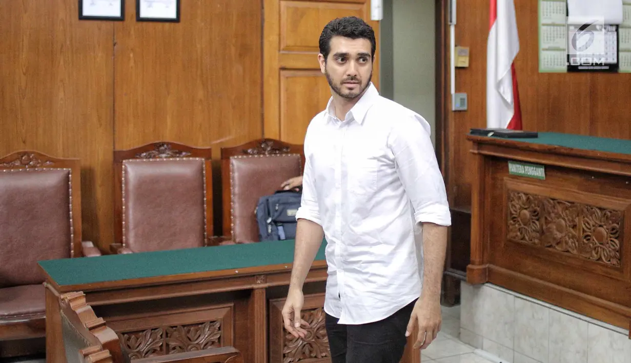 Aktor Fachri Albar berjalan keluar ruangan usai menjalani sidang di Pengadilan Negeri Jakarta Selatan, Selasa (5/6). Usai pembacaan tuntutan, Fachri Albar akan mengajukan pledoi pada Kamis 7 Juni 2018. (Liputan6.com/Faizal Fanani)