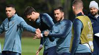 Gelandang Chelsea, Mateo Kovacic (kiri), bek Andreas Christensen (kedua kiri), gelandang Eden Hazard (tengah) dan bek Gary Cahill (kedua kanan) saat mengikuti sesi pelatihan di Stoke D'Abernon, London (8/5/2019). Chelsea akan bertanding melawan Eintracht Frankfurt. (AFP Photo/Ben Stansall)