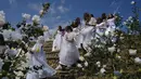 Las Doncellas (gadis) berpakaian putih saat ambil bagian dalam ziarah The Maidens di Sorzano, Spanyol, 15 Mei 2022. Menurut tradisi kuno, ziarah The Maidens bertujuan untuk menghormati musim semi dan kesuburan wanita. (AP Photo/Alvaro Barrientos)