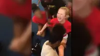 Seorang cheerleader, Ally Wakefield (13) dipaksa split dan dia berteriak “tolong berhenti!” sembilan kali dalam video berdurasi 24 detik.