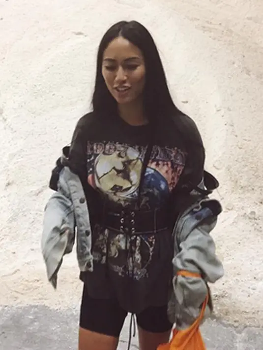 “Pada malam itu aku tak bersamanya, dan aku memastikan semuanya dapat teratasi, dan kami dapat segera membawa Kim kembali ke rumah secepat mungkin dengan selamat,” tuturnya. (Instagram/kimkardashian)