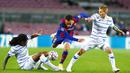 Pemain Barcelona, Sergino Dest, berusaha melewati pemain Dynamo Kiev pada laga Liga Champions di Stadion Camp Nou, Kamis (5/11/2020). Barcelona menang dengan skor 2-1. (AP/Joan Monfort)
