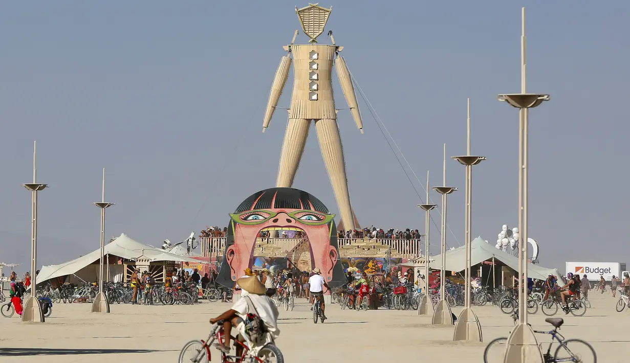 Suasana keramaian saat berlangsungnya acara The Burning Man 2015 atau " Carnival of Mirrors " di sebuah gurun pasir, Nevada,(31/8/2015). Sekitar 70.000 orang akan hadir dalam acara ini. (REUTERS/Jim Urquhart)