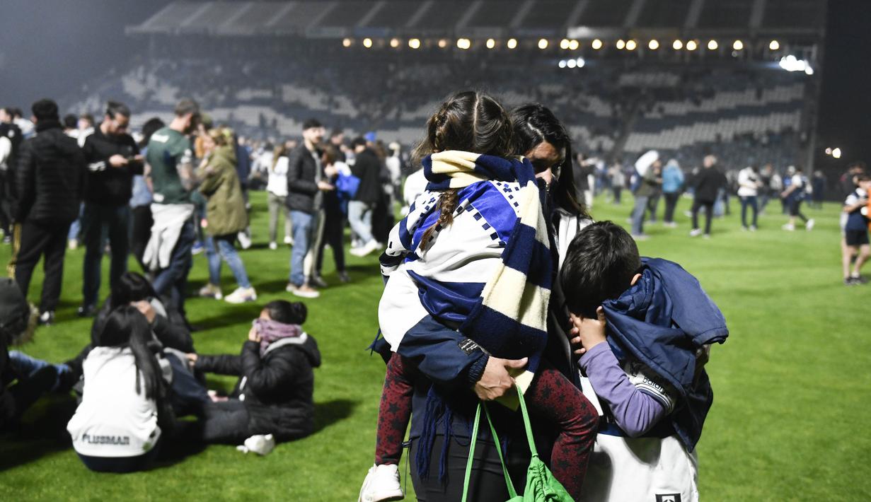 Insiden penembakan gas air mata terjadi pada lanjutan Liga Argentina antara Gimnasia Melawan Boca Juniors pada laga pekan ke-23, Jumat (7/10/2022) pagi WIB. (AP Photo/Gustavo Garello)