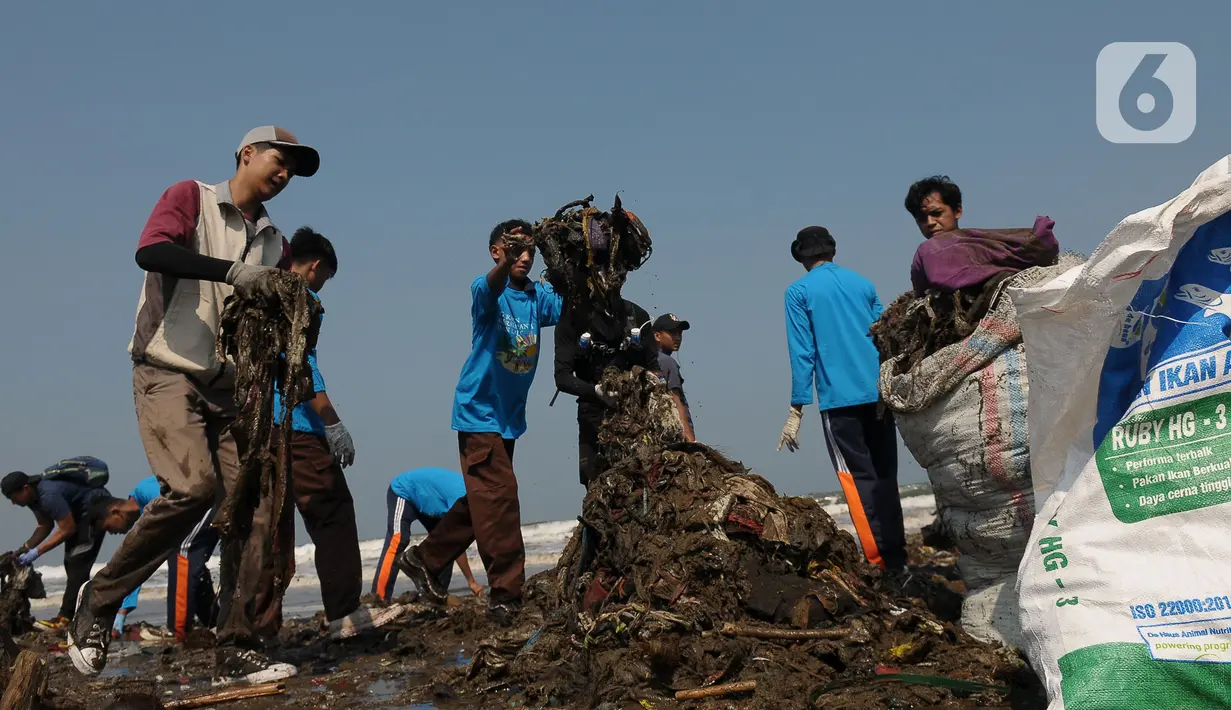 Bersih-bersih pantai ini atas inisitif dari Komunitas Pandawara Group yang mengajak kepada seluruh masyarakat. (merdeka.com/Imam Buhori)