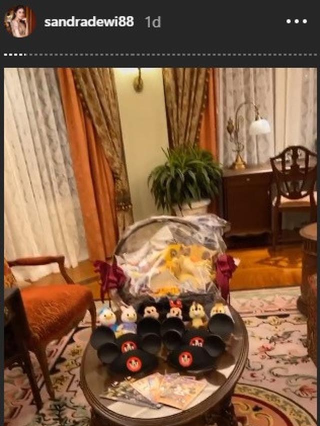 7 Potret Liburan Sandra Dewi di Hong kong, Menginap di Hotel Bak Istana