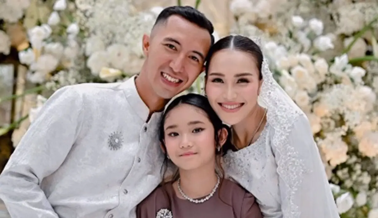 <p>Ayu Ting Ting mengejutkan netizen dengan kabar pertunangannya dengan anggota TNI, Muhammad Fardhana. Penampilan Ayu Ting Ting di hari bahagianya tersebut menjadi sorotan. [Foto: Instagram/mom_ayting92_]</p>