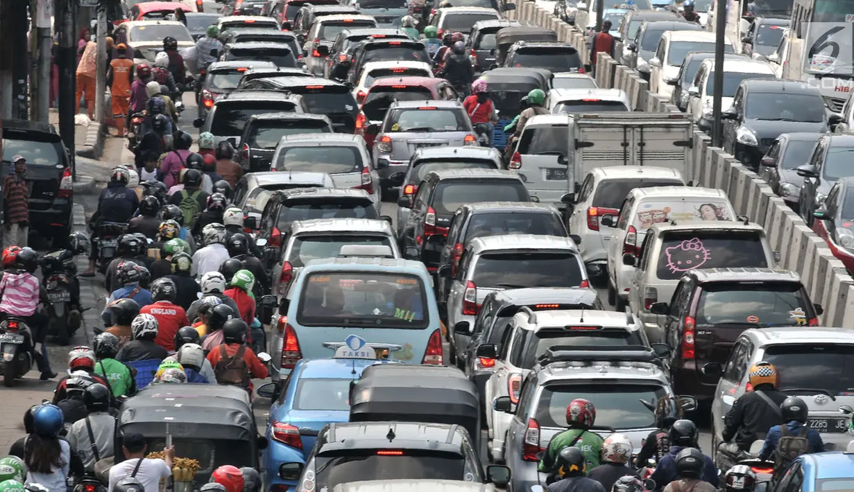 Kemacetan arus kendaraan saat melintas di kawasan Tanah Abang, Jakarta, Selasa (1/5). Kemacetan terjadit akibat pengalihan arus lalu lintas untuk peringatan Hari Buruh Internasional atau May Day. Merdeka.com/Iqbal S. Nugroho)